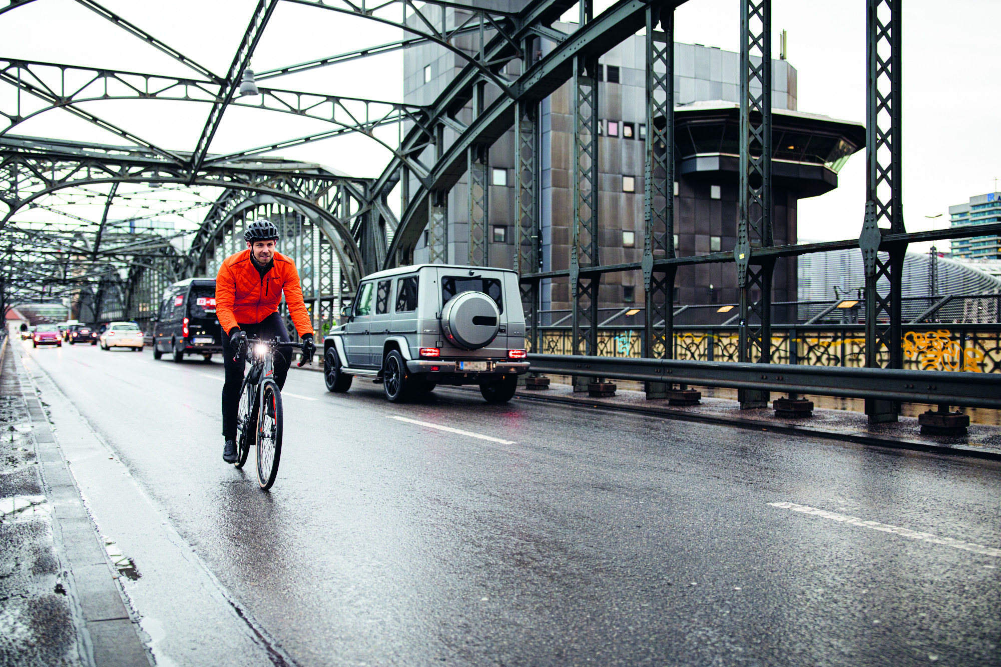 Abbigliamento da ciclismo con pioggia autunnale